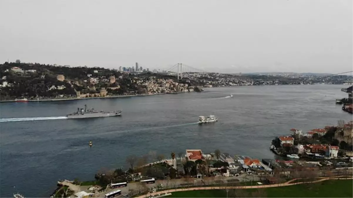 Rus savaş gemileri İstanbul Boğazı\'ndan geçti