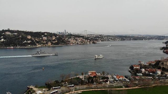 Rus savaş gemileri İstanbul Boğazı'ndan geçti