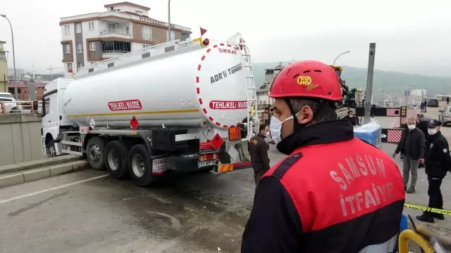 Park halindeyken hareket eden tanker geçidin üzerinde asılı kaldı Park halindeyken hareket eden tanker geçidin üzerinde asılı kaldı