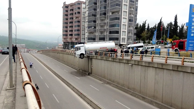 Park halindeyken hareket eden tanker geçidin üzerinde asılı kaldı