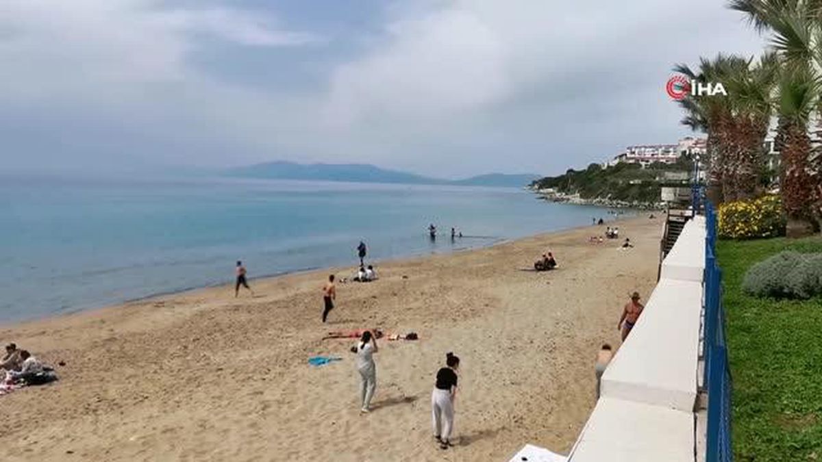 Sıcak havayı gören kendini denize attı