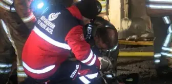 Son dakika... Sultangazi'de mobilya imalathanesinde çıkan yangında bir itfaiye eri dumandan etkilendi