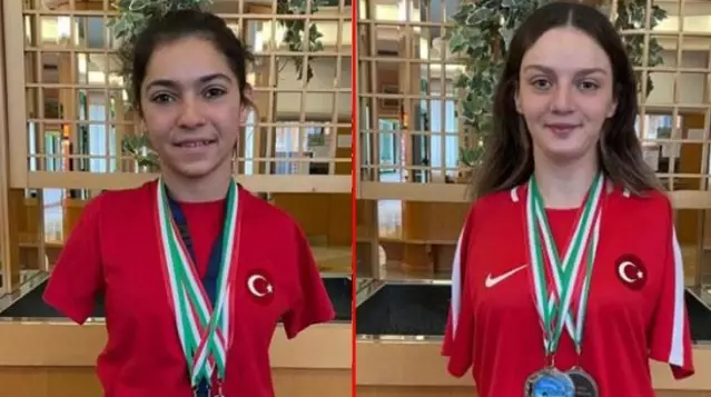 Sümeyye ve Sevilay'dan göğsümüzü kabartan başarı! İtalya'da kürsüye beraber çıktılar Sümeyye ve Sevilay'dan göğsümüzü kabartan başarı! İtalya'da kürsüye beraber çıktılar