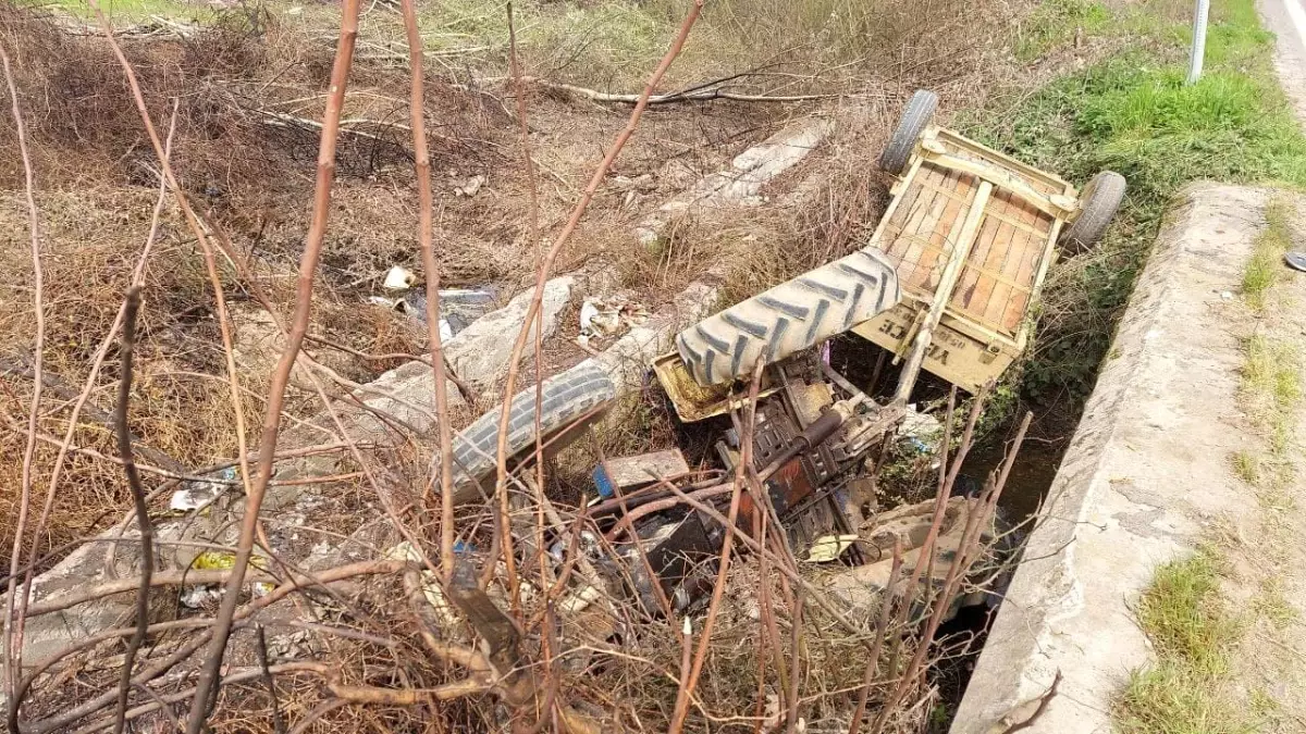 Tarlaya giden traktör şarampole devrildi: 5 yaralı