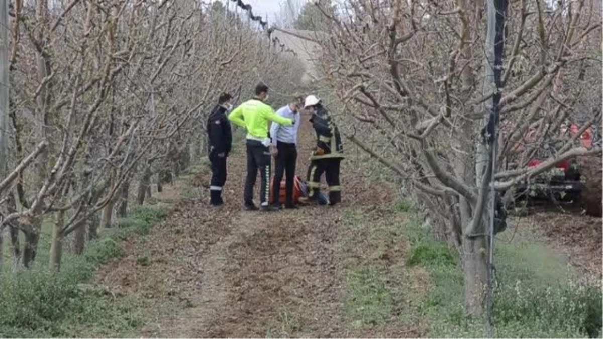 Traktörün arkasındaki çapa makinesine sıkışan çiftçi yaşamını yitirdi