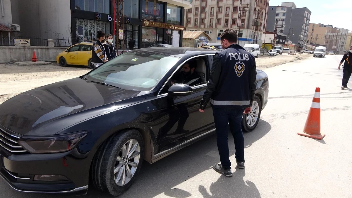 Yüksekova\'da polis ekipleri kısıtlama denetimi yaptı