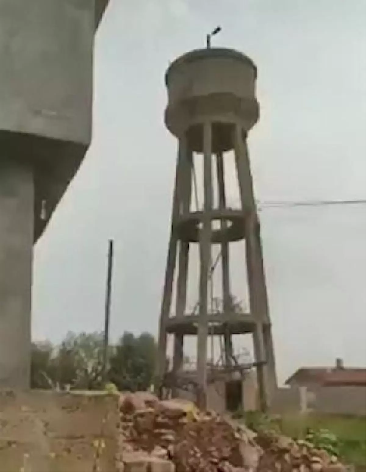 30 METRELİK SU DEPOSU, 15 SANİYEDE YIKILDI