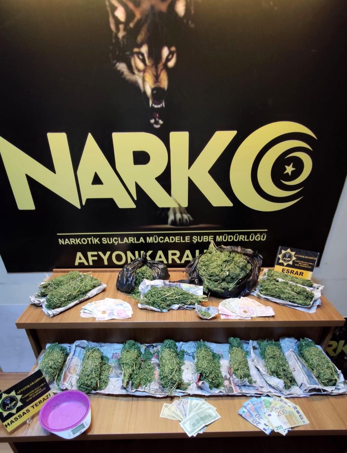 Afyonkarahisar polisi düzenlediği operasyonda 3 kiloya yakın esrar ele geçirdi