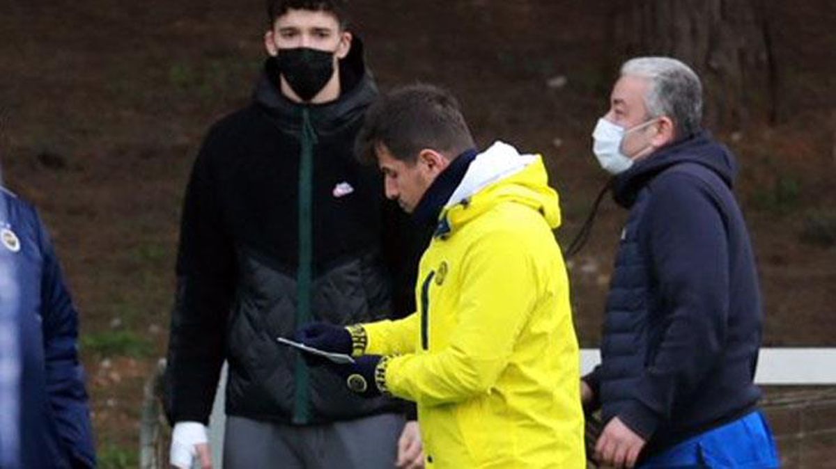 Alçılı bileğiyle antrenmanı uzaktan seyreden Altay\'ın görüntüsü yürekleri burktu