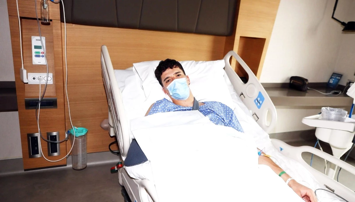 Fenerbahçe\'de el bileğinde kırık saptanan kaleci Altay Bayındır, ameliyat edildi