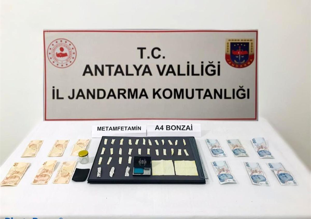 Aracında uyuşturucu ticareti yaparken yakalandı