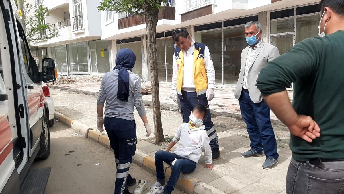 Devrilen motosikletteki 2 kişi yaralandı