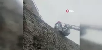 Eğlence amaçlı surların tepesine çıkan çocuklar mahsur kaldı