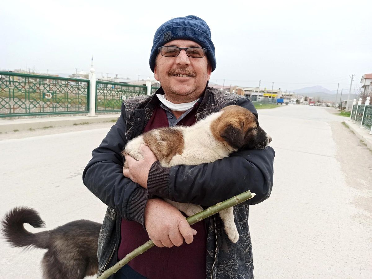Ekmek almaya giderken sesini duyduğu köpeği düştüğü yerden kurtardı