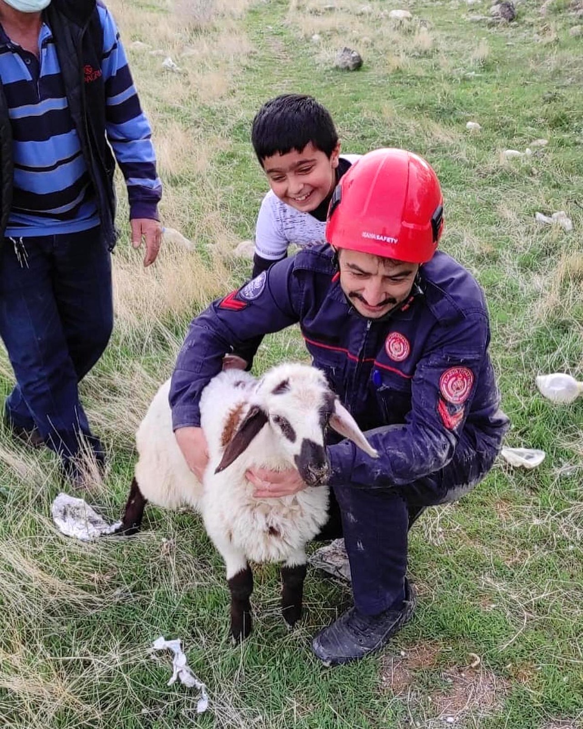 Son dakika haber | Elazığ\'da kuyuya düşen kuzuyu itfaiye kurtardı
