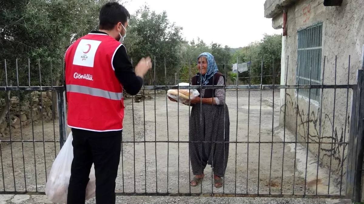 Gençlerin iyilik hareketi yaşlıların hayır duaları ile karşılandı