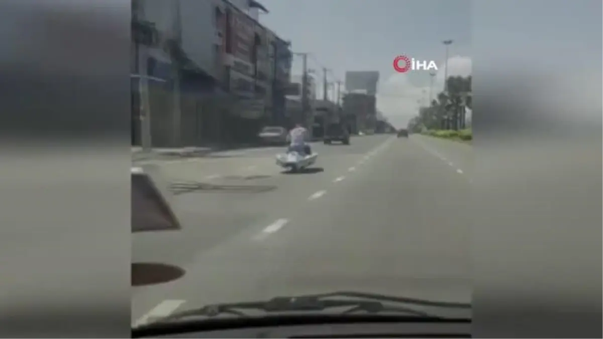 Jet skiye teker taktı otobana çıktı