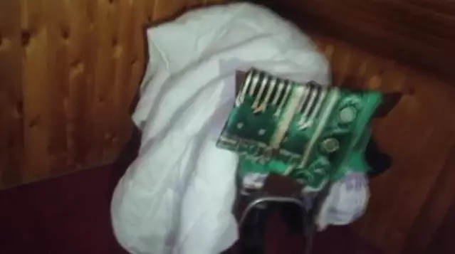 Kahvehane baskınında çarşafın altına gizlenen adam polisleri de güldürdü Kahvehane baskınında çarşafın altına gizlenen adam polisleri de güldürdü