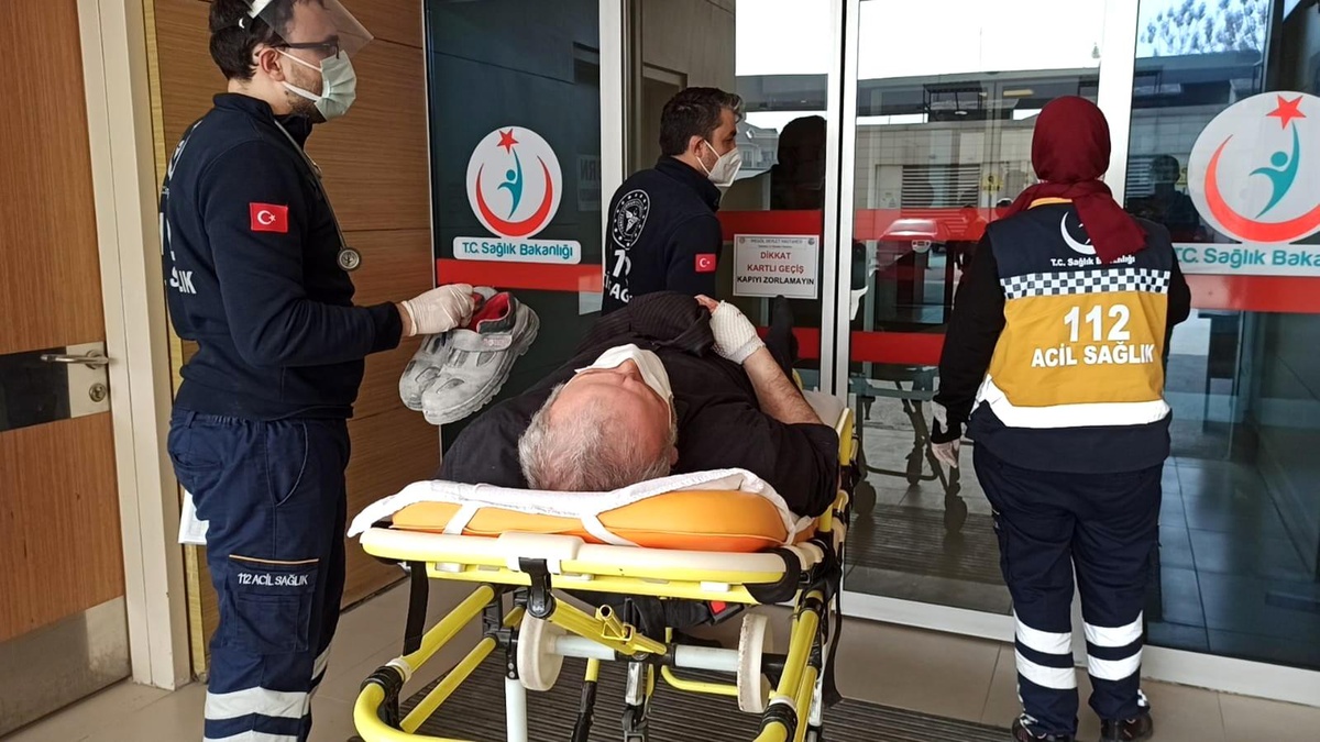Kamyonetin kasa kapağının çarptığı yaşlı adam yaralandı