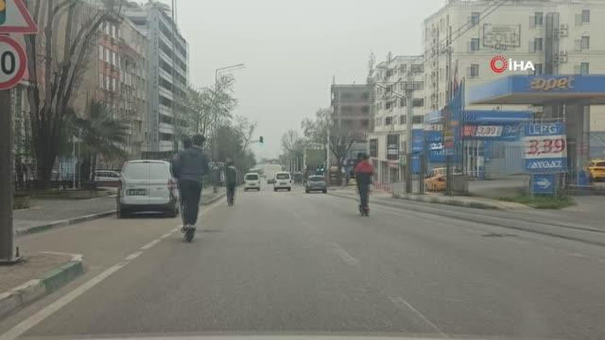 Kısıtlamayı scooter ile deldiler.. "Bize kısıtlama yok, polis bizi yakalayana kadar biz kaçarız"