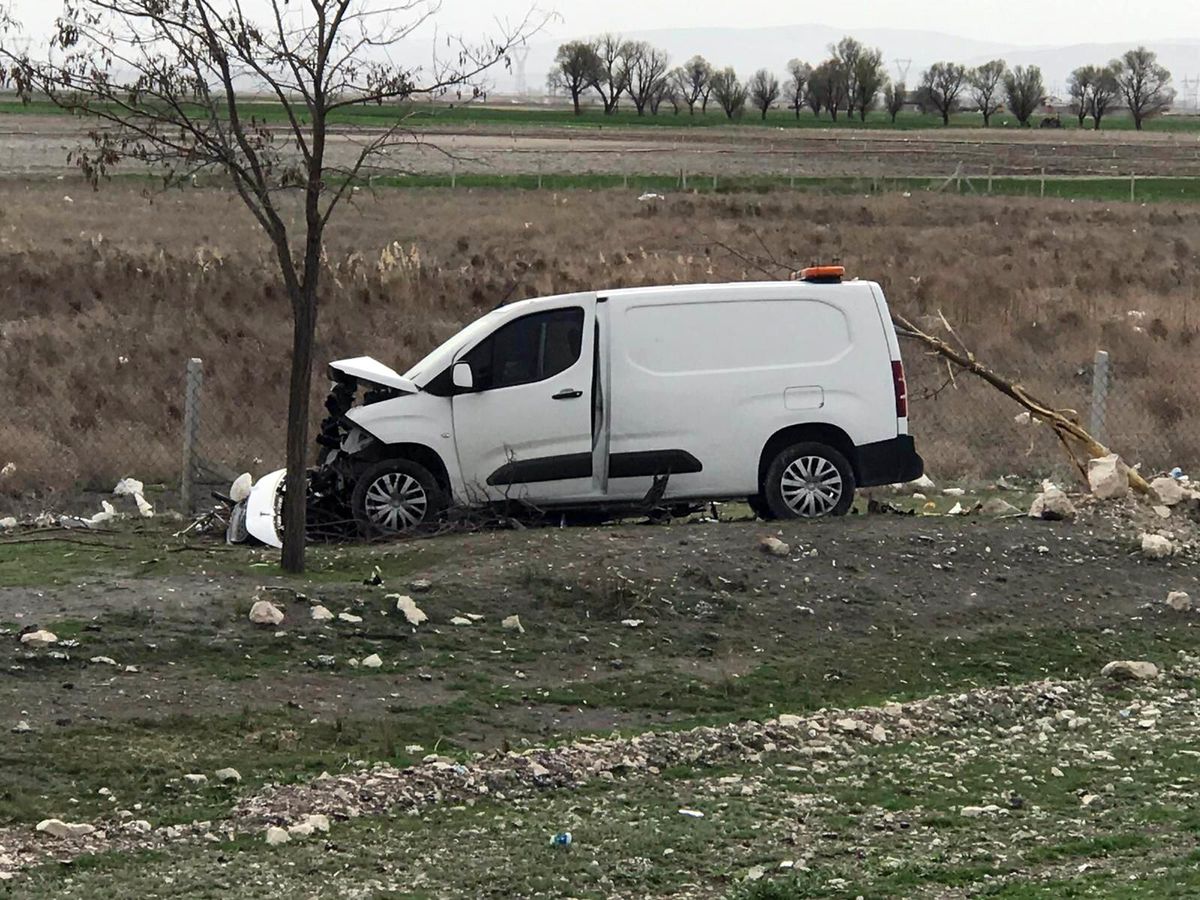 Kontrolden çıkan hafif ticari araç ağaca çarptı: 1 yaralı