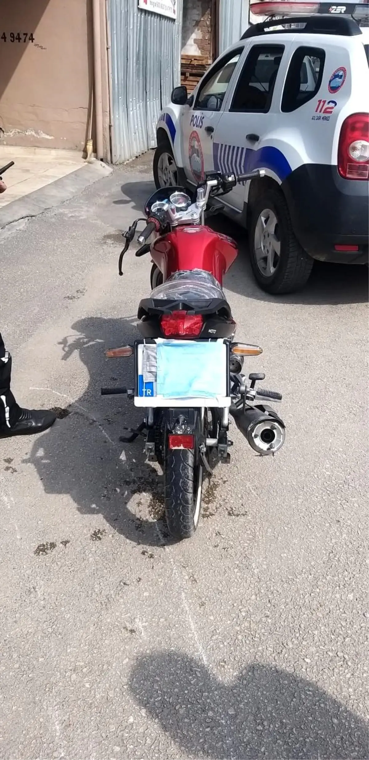 Maskeyi yüzü yerine motosikletinin plakasına takan sürücüye 7 bin 465 TL ceza