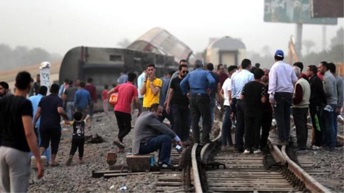 Mısır\'da trenin raydan çıkarak devrilmesi sonucunda 11 kişi öldü, 98 kişi de yaralandı