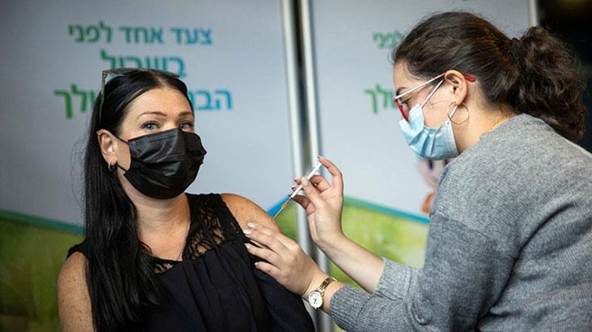 Nüfusunun yarısından fazlasına ikinci doz aşı uygulayan İsrail\'de açık alanlarda maske takma zorunluluğu kaldırıldı