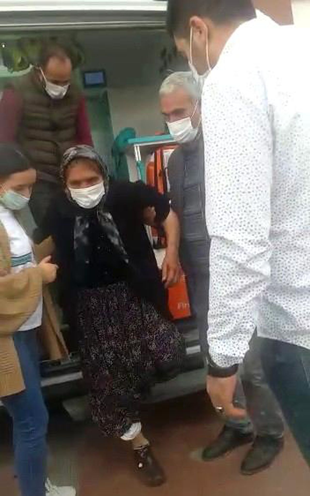 Pancar toplarken kurt saldırısına uğradı