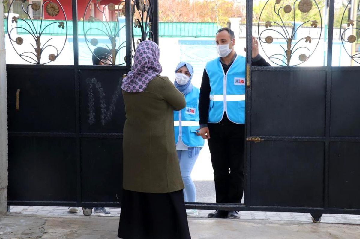 Siirt Belediyesi ihtiyaç sahibi vatandaşlara gıda paketi dağıtıyor