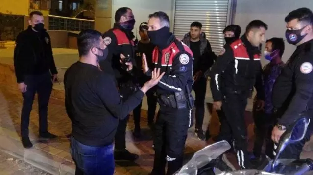 Sokak kısıtlamasını ihlal eden 2 genç ortalığı karıştırdı! Kardeşinin ceza yediğini duyan ağabey, yanındakini tokatladı Sokak kısıtlamasını ihlal eden 2 genç ortalığı karıştırdı! Kardeşinin ceza yediğini duyan ağabey, yanındakini tokatladı