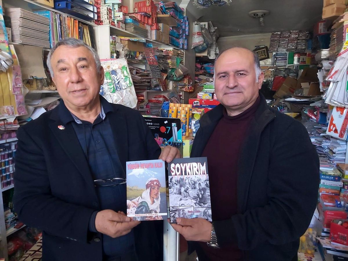 Ünsal: "Soykırım ve Yüreğim İrevan\'da Kaldı" romanını Yanardağ\'a hediye etti