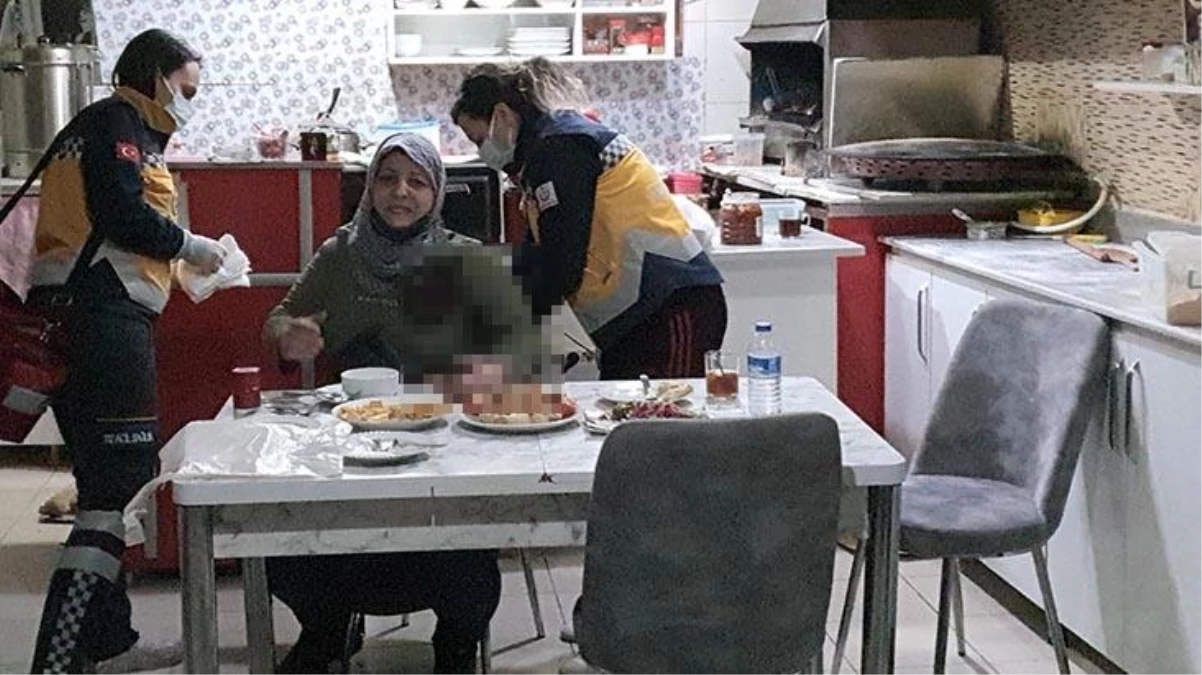 Gözü dönmüş adam, eski karısını iftar masasında göğsünden bıçakladı