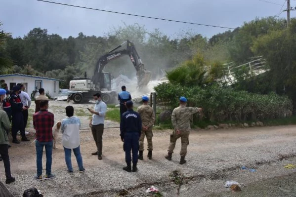 Akbük Koyu'nda gergin yıkım (3)