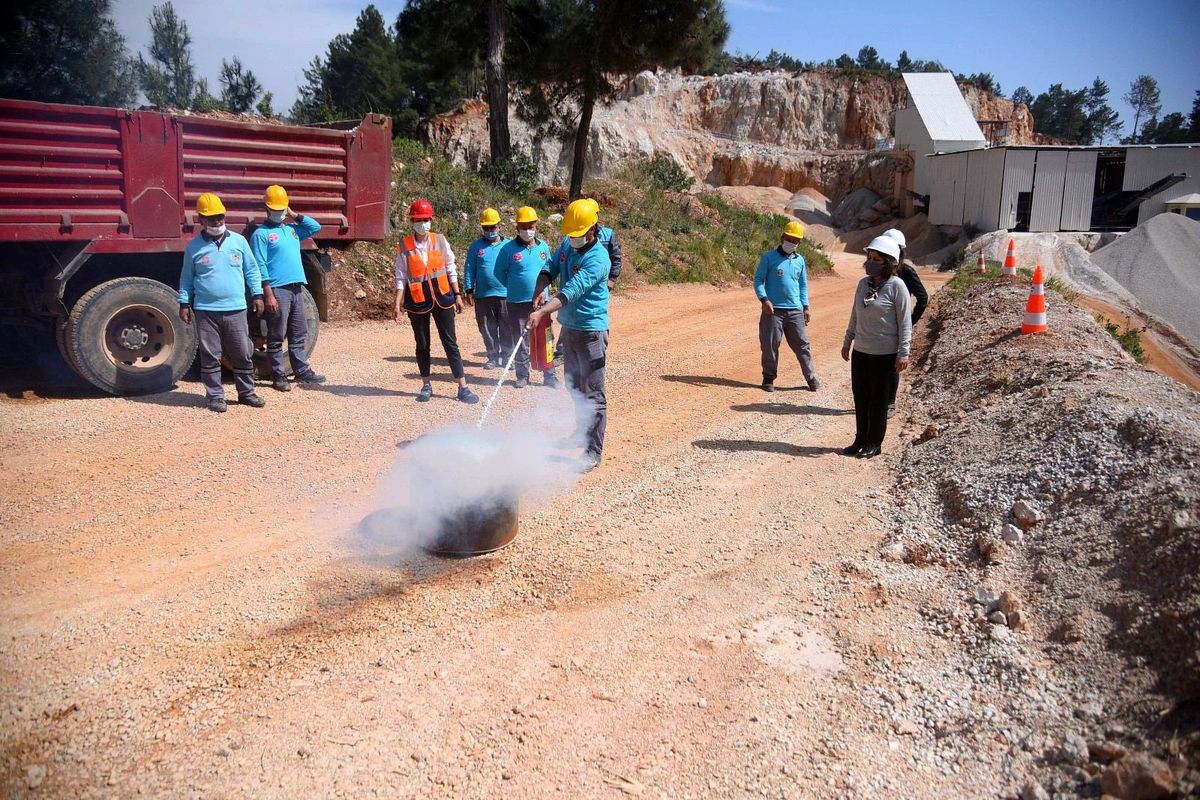 Alanya Belediyesi ekiplerine uygulamalı yangın eğitimi
