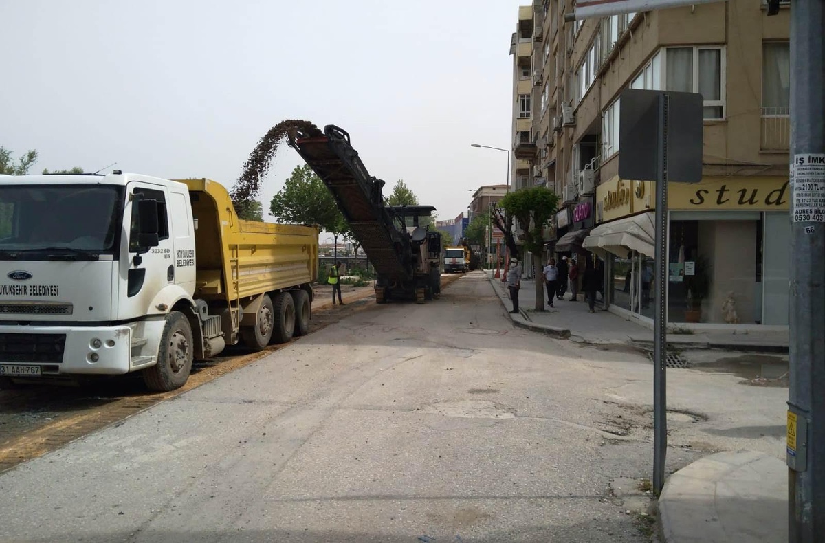 Antakya İnönü Caddesi\'nde beton asfalt serimi için hazırlıklara başladı