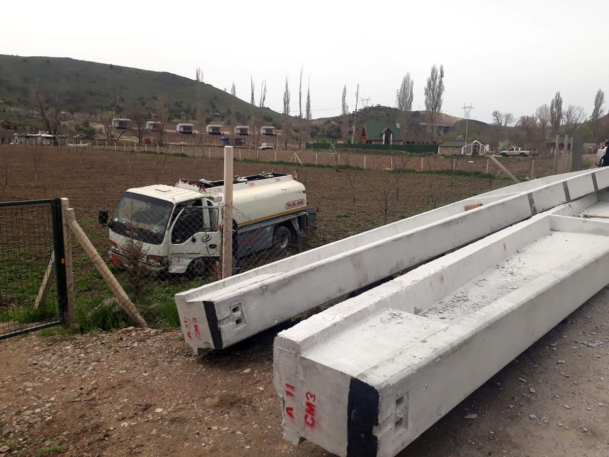 Başkent\'te yola düşen beton kolon kazaya neden oldu: 1 yaralı
