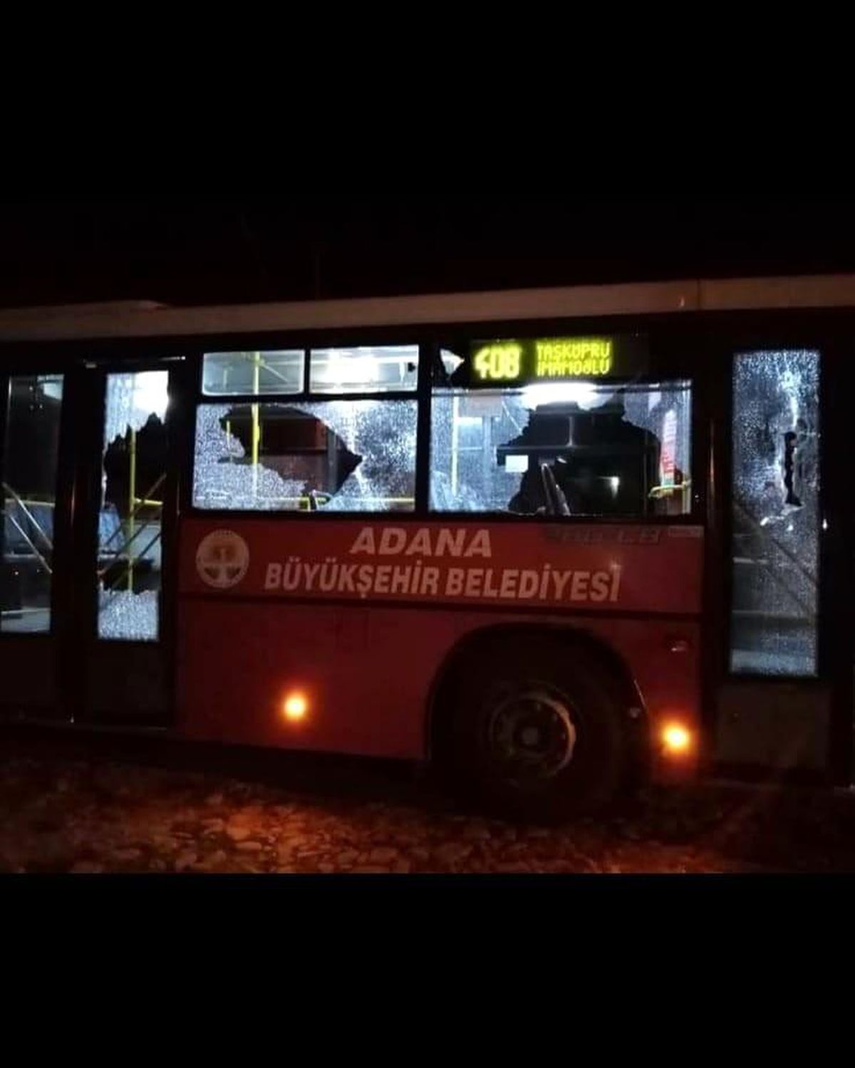 Belediye otobüsüne taşlı sopalı saldırı: 3 yaralı