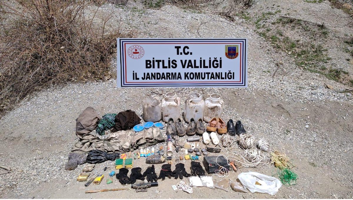 Son dakika haberi! Bitlis\'te PKK\'lı teröristlere ait 500 gram TNT kalıbı ve yaşam malzemesi ele geçirildi