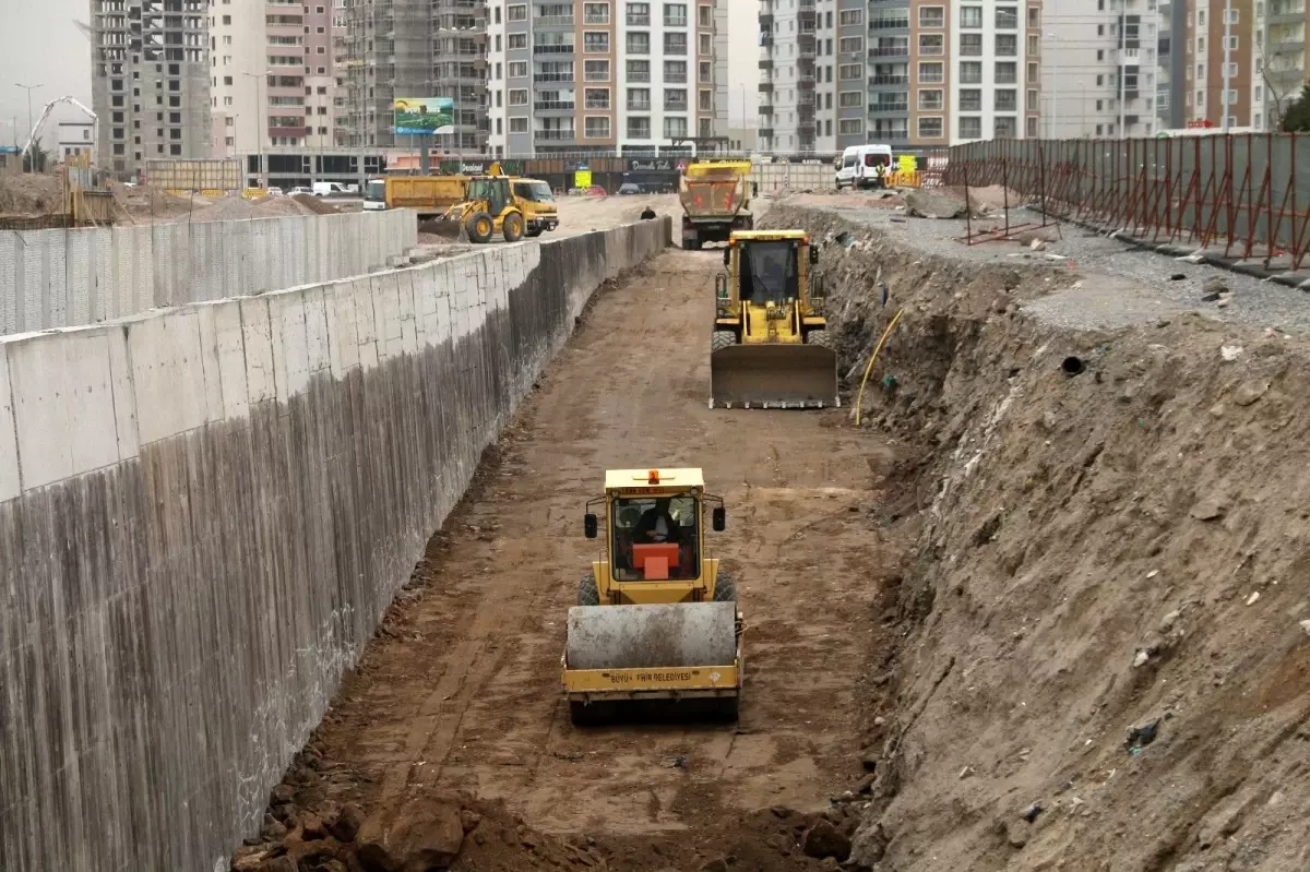 Büyükşehir Belediyesi ekipleri, kısıtlamaya rağmen mesaide