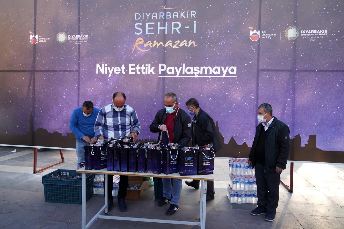 Diyarbakır Büyükşehir Belediyesi her gün 3 bin kişiye iftarlık dağıtıyor