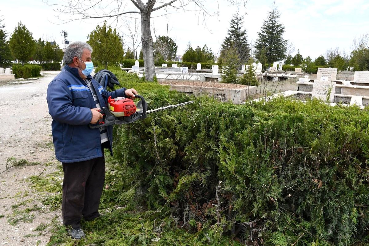 İscehisar\'da mezarlıklarda temizlik yapıldı