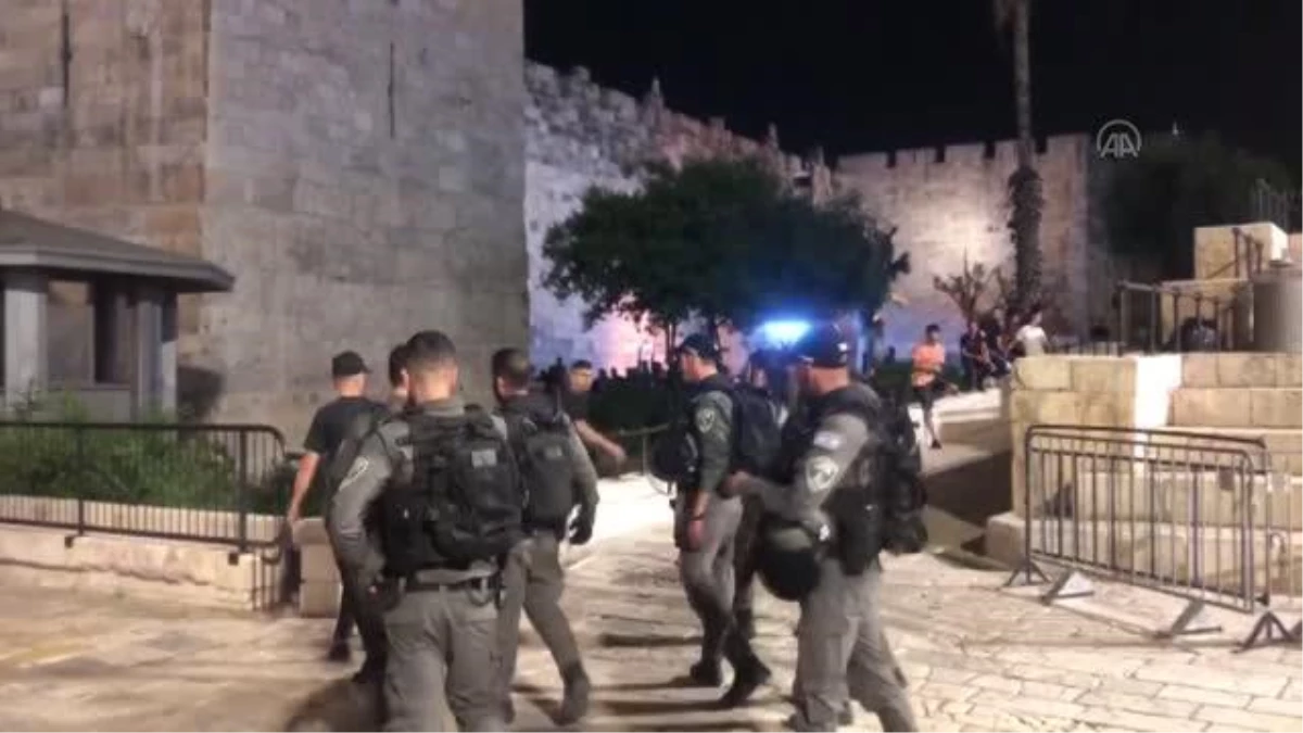İsrail polisi Doğu Kudüs\'te teravih sonrası toplanmak isteyen Filistinlileri dağıttı