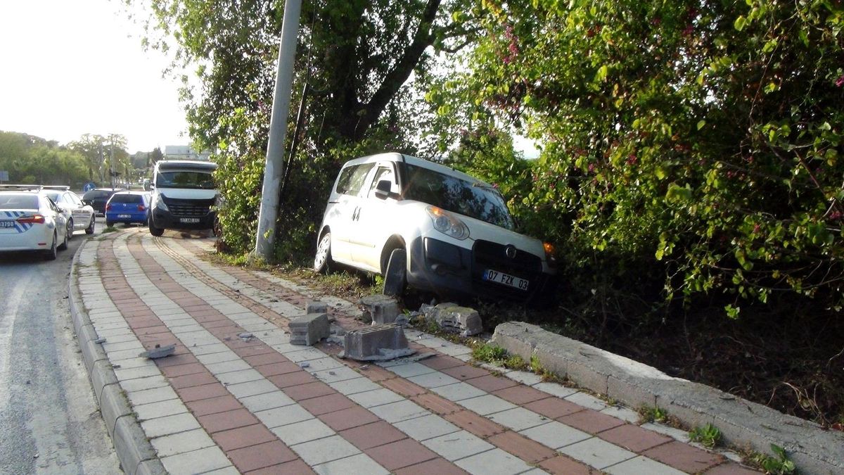Kaza yapan sürücü aracı bırakıp kaçtı