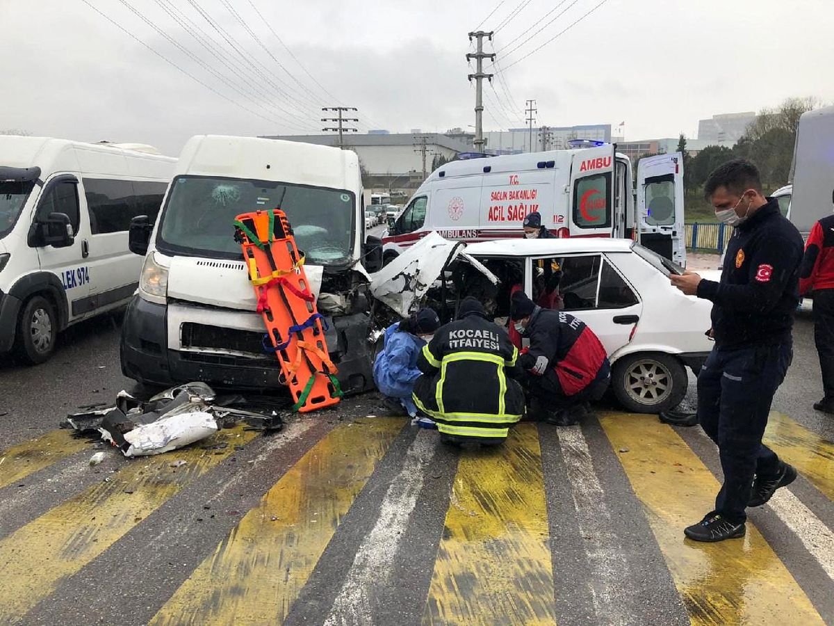 Kocaeli\'de panelvan minibüs ile otomobil çarpıştı: 1\'i ağır 4 yaralı