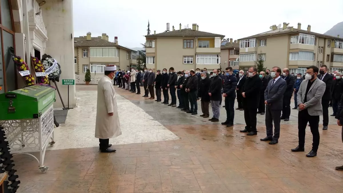 Son dakika! Korona virüse yenik düşen genç öğretmen toprağa verildi