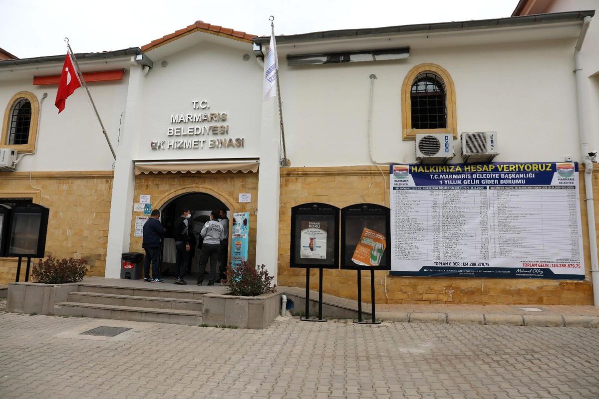 Marmaris\'te gelir gider tablosu belediyeye asıldı