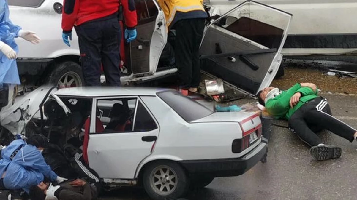 Minibüs ile otomobil kafa kafaya çarpıştı, yol ortasında can pazarı yaşandı