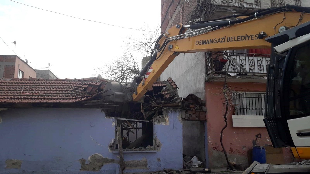 Osmangazi\'de metruk binalar huzur ve güvenlik için yıkılıyor