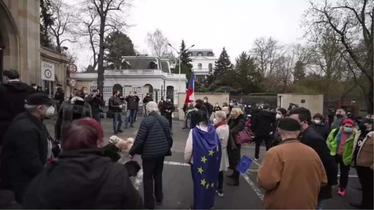 Prag\'daki Rusya Büyükelçiliği önünde Rusya karşıtı protesto